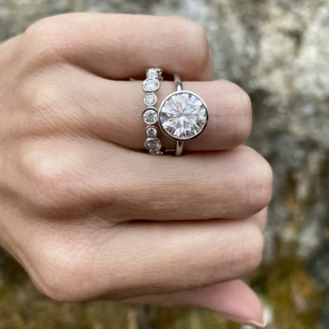/public/photos/live/Unique Round Moissanite Engagement Ring Set For Her (1).webp